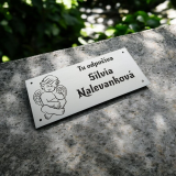 Tabuľka na hrob anjel — plastová náhrobná tabuľka 20×9 cm, laserové gravírovanie