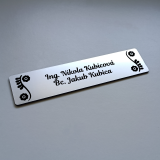 Menovka Folk úzka kvet — samolepiaca akrylátová menovka s ľudovým motívom 12,5×3 cm