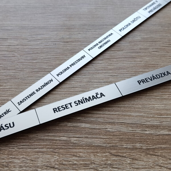 pásiky štítkov na ovládací panel stroja