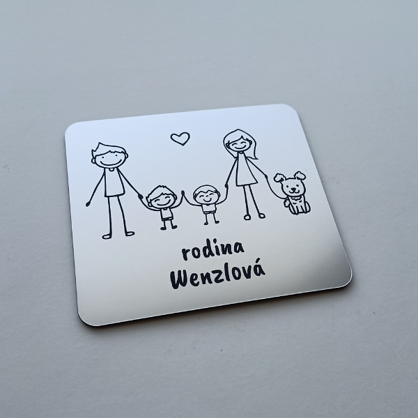 strieborná menovka na dvere rodičia, dvaja chlapci a psík