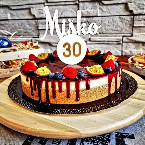 Zápich na tortu s menom a gravírovaným číslom 30 na torte s ovocím