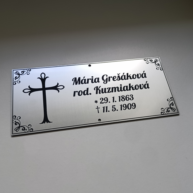 strieborná tabuľka na hrob s krížom a rodným menom
