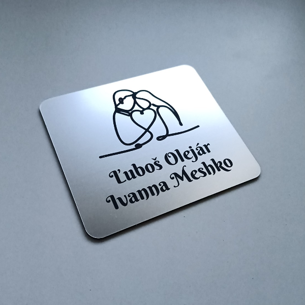 strieborná menovka na dvere Duo so zaľúbeným párom