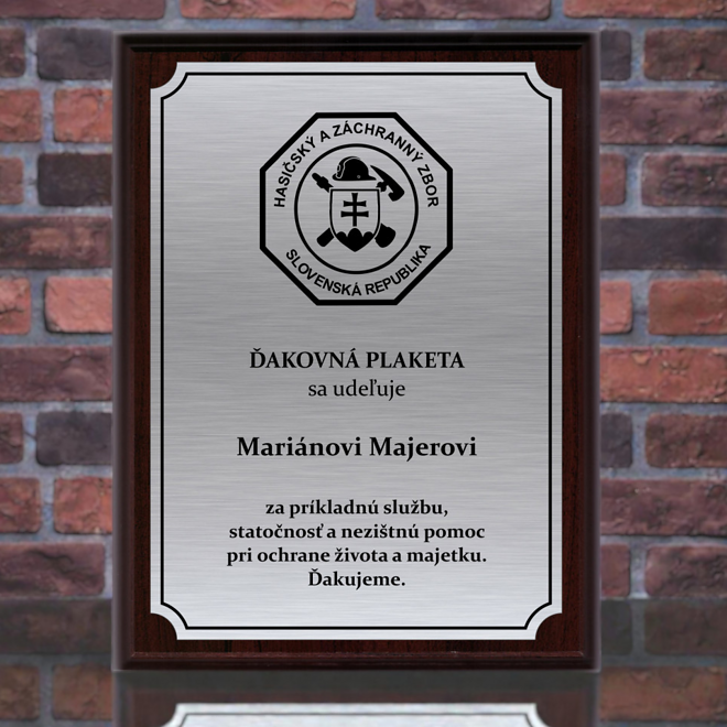 obdĺžniková plaketa Hasiči so striebornou tabuľkou a logom HaZZ