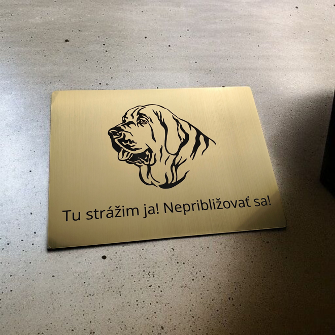 Zlatá tabuľka s brazílskou filou a nápisom Tu strážim ja! Nepribližovať sa!