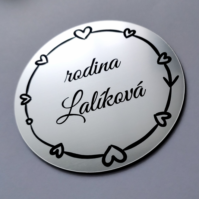 strieborná okrúhla menovka so srdiečkami