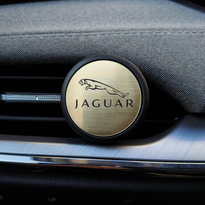 čierny osviežovač vzduchu s logom Jaguar
