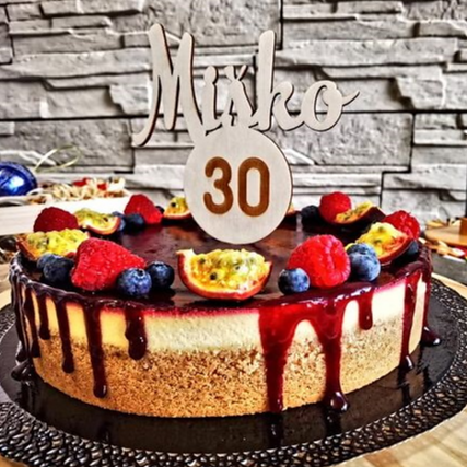 Zápich s menom a číslom 30 na čokoládovej torte