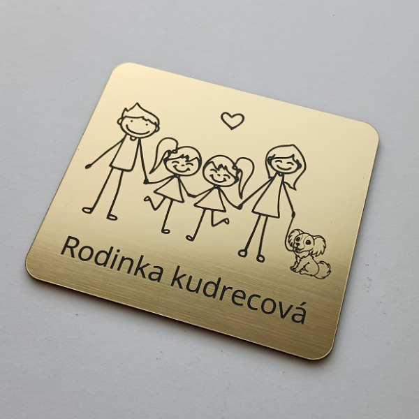 zlatá menovka rodičia a dievčatá dvojičky so psíkom s menom rodiny