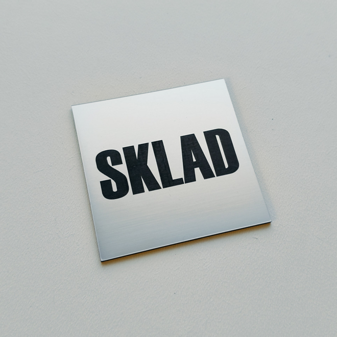 štvorcová strieborná tabuľka SKLAD