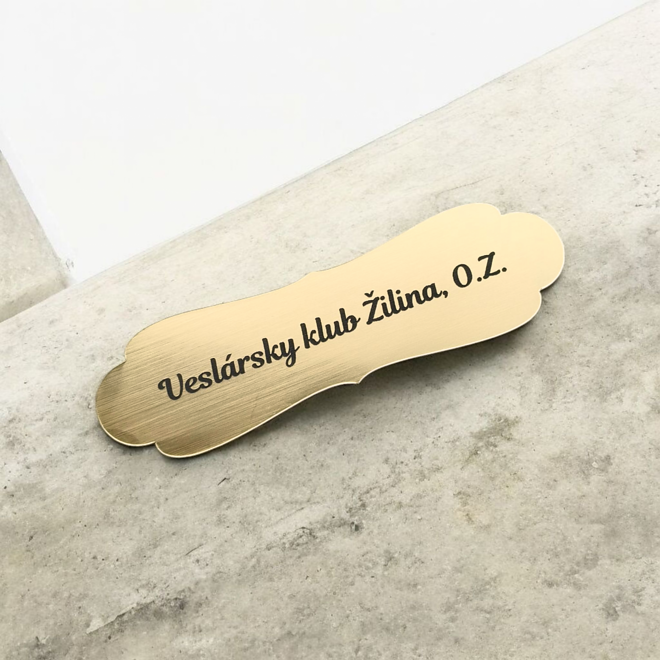 zlatá menovka Simple Vintage s názvom klubu