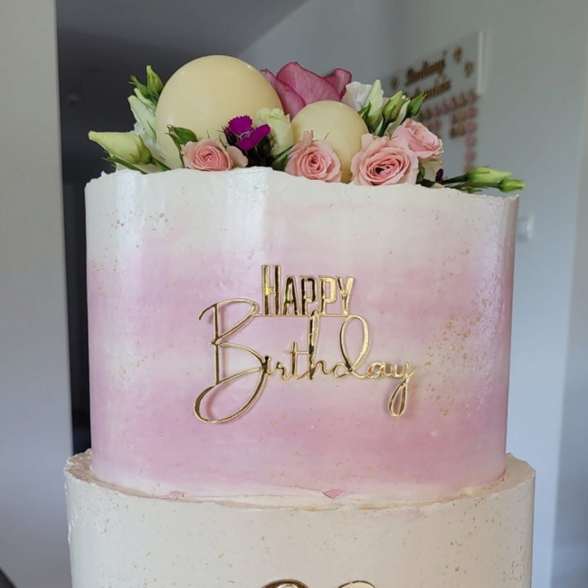 Zlatý nápis Happy Birthday na ružovej torte