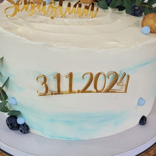 Zlatý zápich s dátumom narodenia na torte