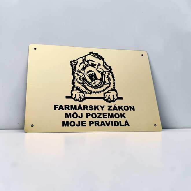 Zlatá tabuľka so stredoázijským ovčiakom a nápisom Farmársky zákon – môj pozemok, moje pravidlá