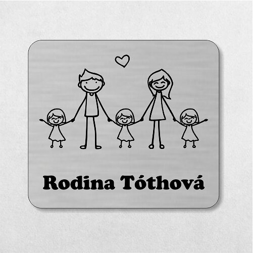 strieborná menovka na dvere rodina s tromi malými dcérkami