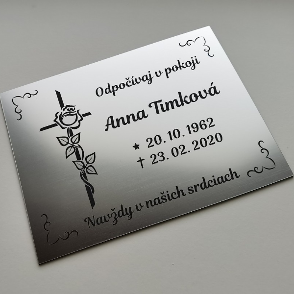 strieborná tabuľka na hrob s ružou na kríži