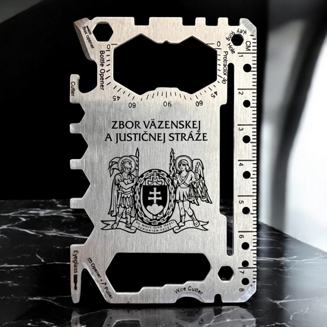Nerezová multitool karta s gravírovaným znakom Zboru väzenskej a justičnej stráže na čiernom mramore