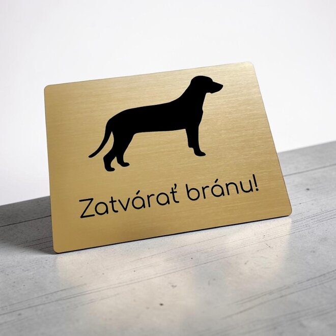 Zlatá tabuľka so siluetou farbiara a nápisom Zatvárať bránu