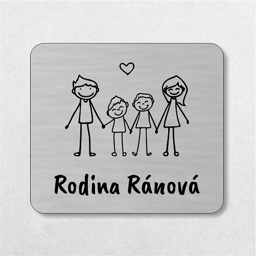 strieborná menovka na dvere rodičia a dvaja veľkí chlapci