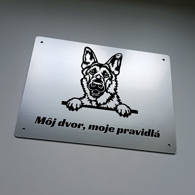 Strieborná tabuľka s vykúkajúcim nemeckým ovčiakom a nápisom Môj dvor, moje pravidlá