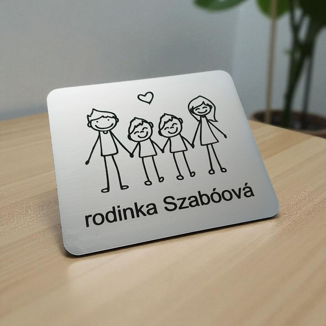 strieborná menovka rodičia a chlapci dvojičky na stole