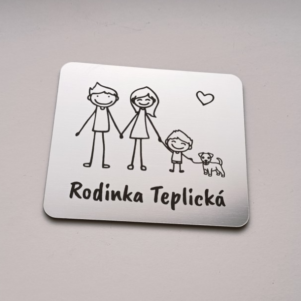 Menovka na dvere rodičia a malý syn so psíkom