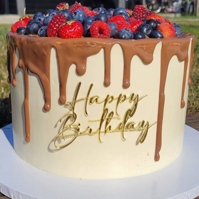 Zlatý nápis Happy Birthday na čokoládovej torte