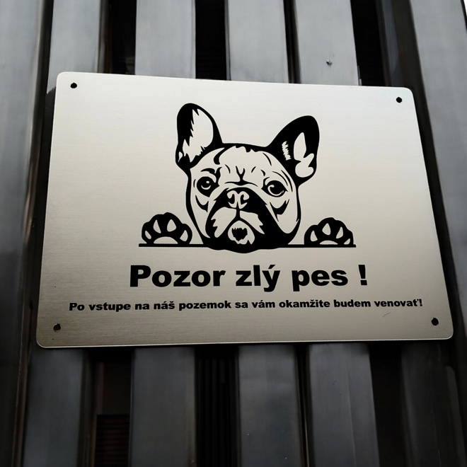 Strieborná tabuľka s francúzskym buldočkom a vtipným nápisom Pozor zlý pes na plote