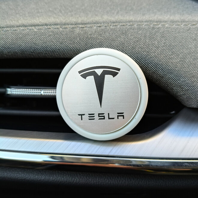 biely osviežovač vzduchu s logom Tesla