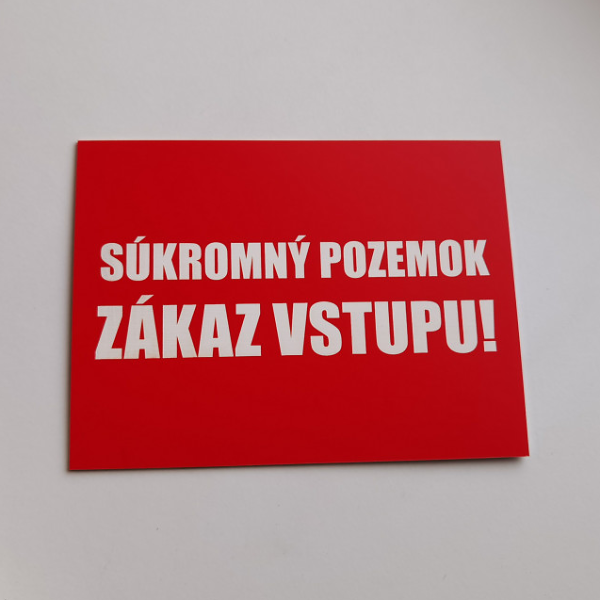 červená tabuľka Súkromný pozemok – zákaz vstupu