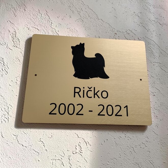 Zlatá pamätná tabuľka so siluetou jorkšíra, menom psa a rokmi