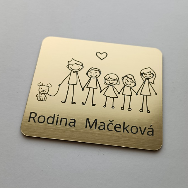 zlatá menovka na dvere rodičia, traja tínedžeri a psík