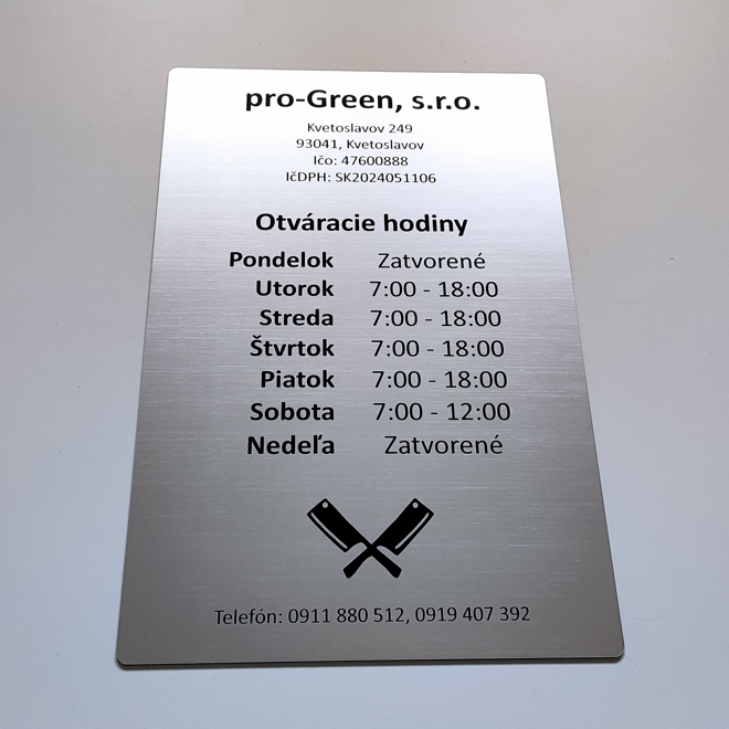 strieborná tabuľa s otváracími hodinami firmy
