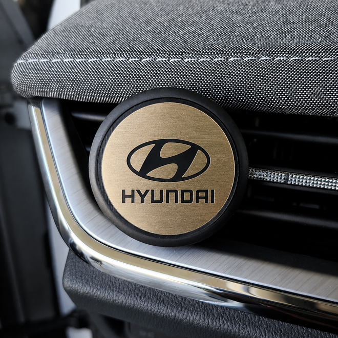 čierny osviežovač vzduchu s logom Hyundai