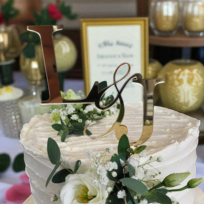 Svadobný zápich s iniciálami na torte – detail
