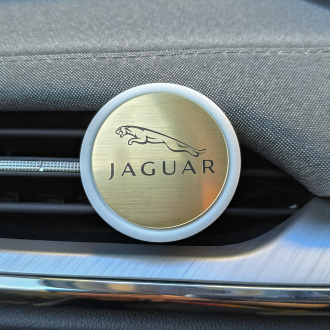 biely osviežovač vzduchu s logom Jaguar