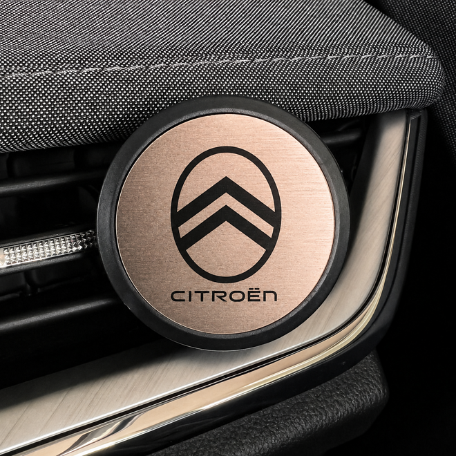 čierny osviežovač vzduchu s logom Citroën