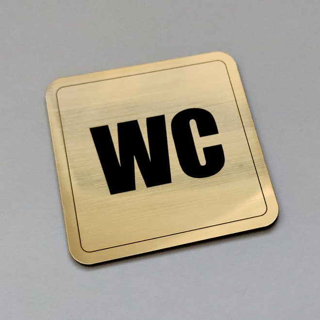 štvorcová zlatá tabuľka WC