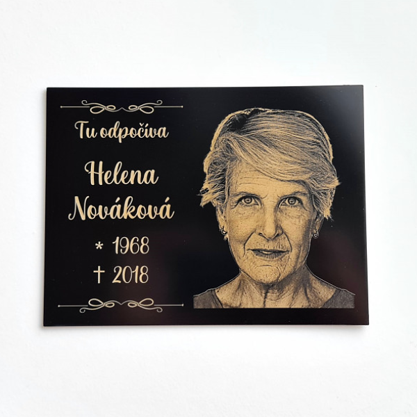 čierna obdĺžniková tabuľka na hrob s gravírovanou fotografiou