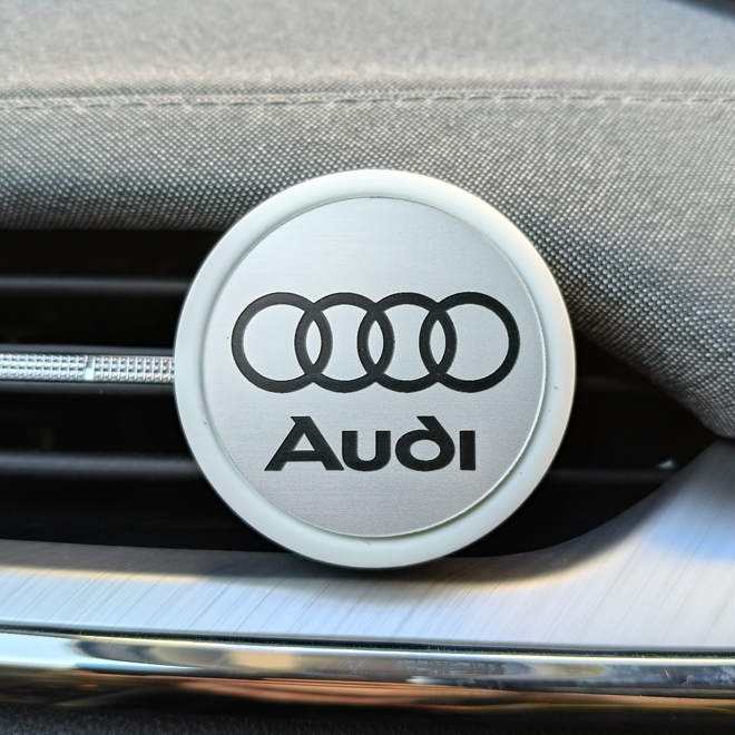 biely osviežovač vzduchu s logom Audi