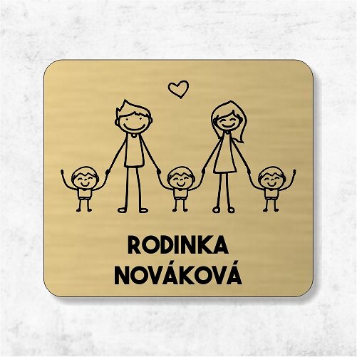 zlatá menovka na dvere rodina s tromi malými chlapcami