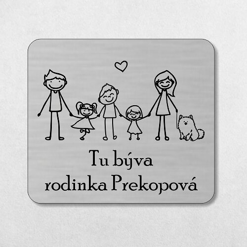 strieborná menovka na dvere rodičia, tri deti a psík s nápisom Tu býva rodinka