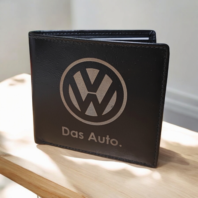Čierna kožená peňaženka s gravírovaným logom automobilky – ukážka loga na mieru