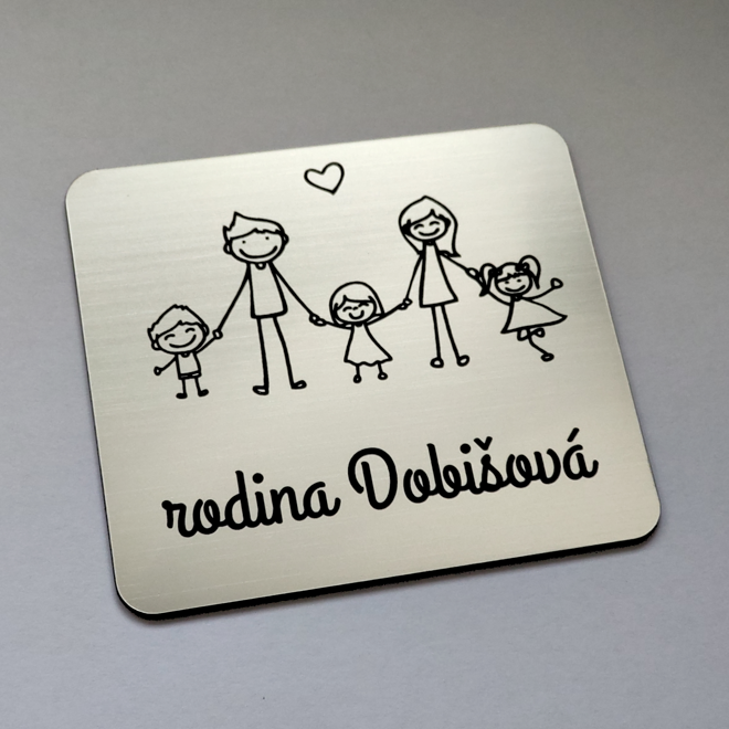 strieborná rodinná menovka na dvere s postavičkami