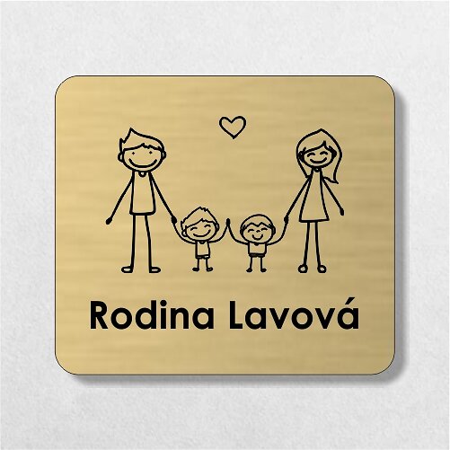 zlatá menovka na dvere rodičia a dvaja malí chlapci