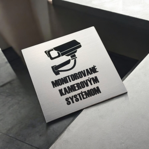 Kamerový systém — akrylátový piktogram Sharp 7 × 7 cm pre hotel a prevádzku