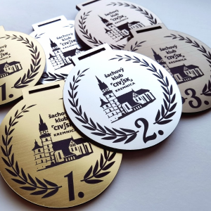 Personalizovaná medaila Vavrín V1 — gravírovaná akrylátová medaila priemer 7,5 cm