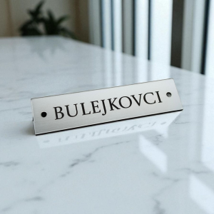 Úzka menovka s dierkami 8 × 2 cm — akrylátová menovka na dvere s uchytením skrutkami