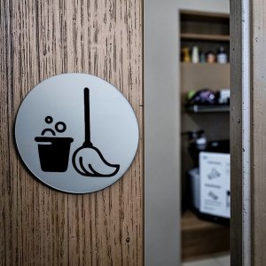 Práčovňa / upratovačka — akrylátový piktogram Circle priemer 7 cm pre hotel