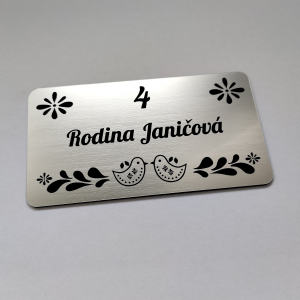 Menovka Folk 1 — samolepiaca akrylátová menovka s ľudovým motívom holubičiek 12,3×6,8 cm